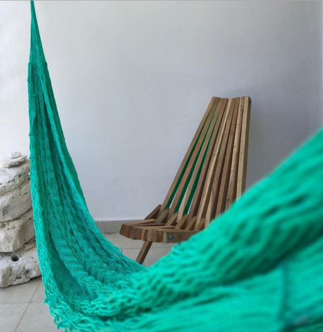 Flota como si estuvieras en Bacalar, y no, no tiene filtro, nuestro modelo se siente tan bien como se ve. ☁️ 🧜‍♀️ Color Verde Aqua, hilo nylon #18 y silla caribe con acento Bacalar.  Incluye kit de instalación: 2 hamaqueros, 2 sujetadores (s), 4 tornillos y 4 taquetes.